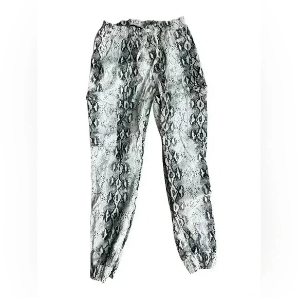 Almost Famous Women's Snake Print Cargo Jogger Pants-Medium-Pockets - Picture 5 of 6